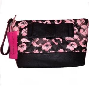 Cosmetic wristlet